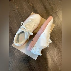 ON THE ROGER ADVANTAGE SNEAKERS